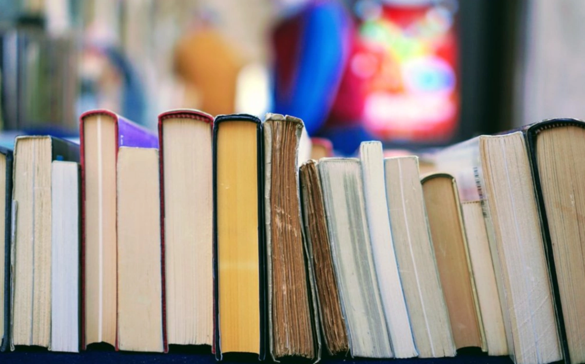 Після російського обстрілу в Києві пошкоджена Книжкова палата