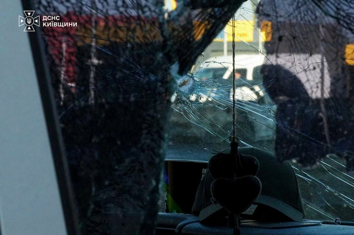 «Уламок влучив у серце»: дрон убив трьох на трасі під Києвом