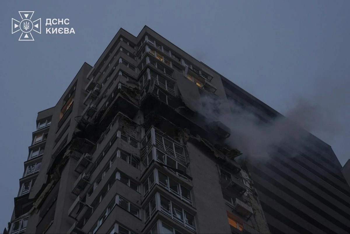 Трагедія в Києві: дрон упав на 24-поверхівку, загинули двоє людей