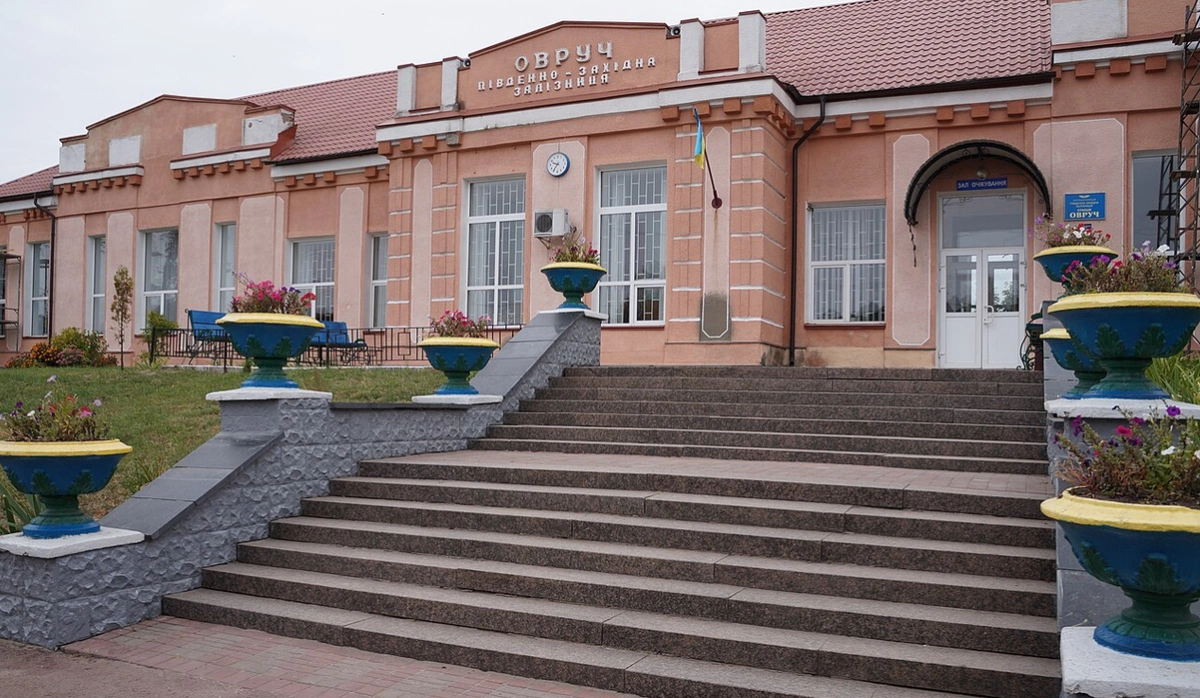 Російські війська пошкодили 100-річний вокзал на Житомирщині — пам’ятку «цегляного модерну»