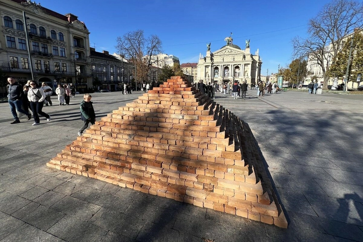 Перед Оперним у Львові виросла цегляна «Говерла» — фото
