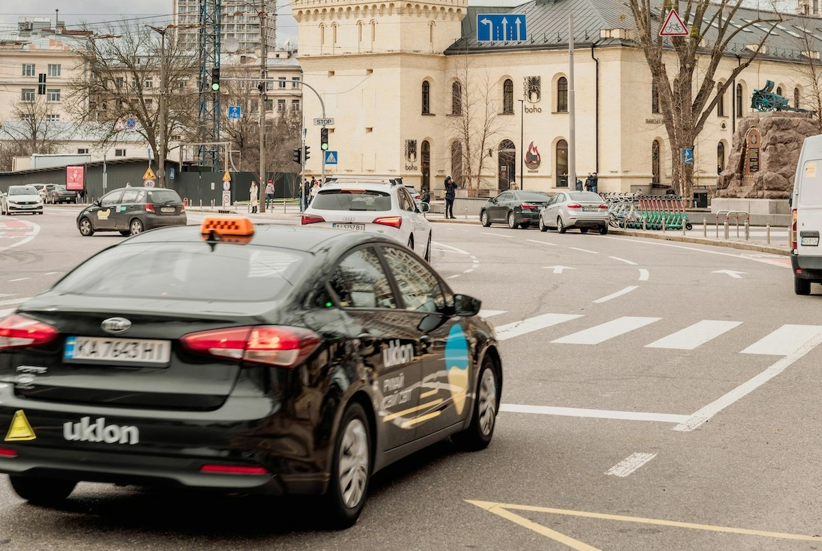 У Києві обмежать здорожчання таксі під час тривог: деталі