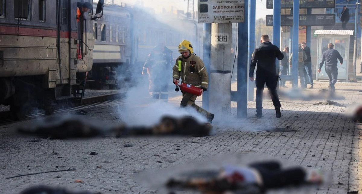 Російський дрон ударив по вокзалу Дніпра: 14 загиблих