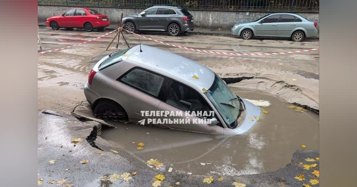 Голосіївську знову затопило: автомобіль провалився під землю