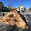 Перед Оперним у Львові виросла цегляна «Говерла» — фото