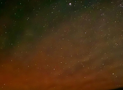 Червоне полярне сяйво й галактики: неймовірний знімок українських полярників